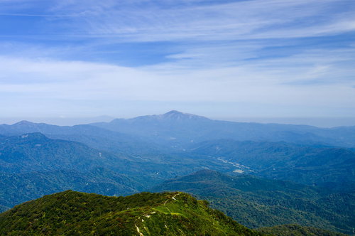 大朝日岳山頂から望む月山と連なる山々の展望