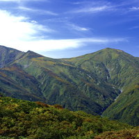 日本百名山・大朝日岳山頂から眺める西朝日岳の写真