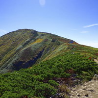 日本百名山・大朝日岳山頂へと続く登山道と晴れ渡った青空の写真