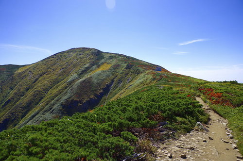 日本百名山・大朝日岳山頂へと続く登山道と晴れ渡った青空