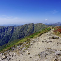 大朝日岳から新潟県側へ続く稜線と登山道の景色の写真