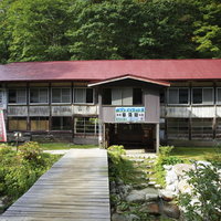 大朝日岳登山道入り口の古寺鉱泉にある赤い屋根の山小屋の写真