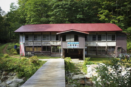 大朝日岳登山道入り口の古寺鉱泉にある赤い屋根の山小屋