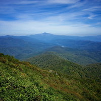 大朝日岳の稜線から見る月山方面の景色と山々の連なりの写真