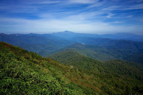 大朝日岳の稜線から見る月山方面の景色と山々の連なり