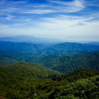 大朝日岳の稜線から眺める葉山と奥羽山脈の山々の写真