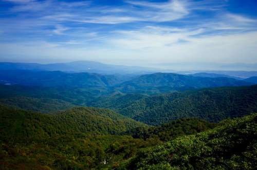 大朝日岳の稜線から眺める葉山と奥羽山脈の山々