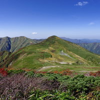 大朝日岳避難小屋とその奥に連なる日本百名山の山々の写真