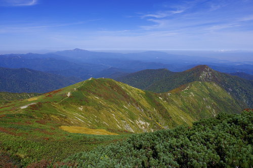 大朝日岳から小朝日岳へと続く緑の稜線と日本百名山の山々