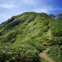 小朝日岳山頂への登山道、大朝日岳を望む日本百名山の山岳風景の写真