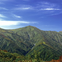 晴天下の朝日連峰稜線に立つ大朝日岳の雄大な山々の写真