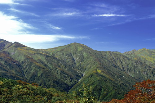 晴天下の朝日連峰稜線に立つ大朝日岳の雄大な山々
