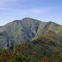 気持ちのいい稜線が続く大朝日岳（おおあさひだけ）の写真