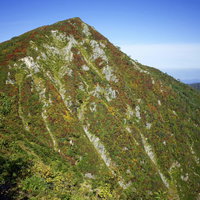 紅葉に染まる小朝日岳と大朝日岳の尾根 秋の日本百名山の写真