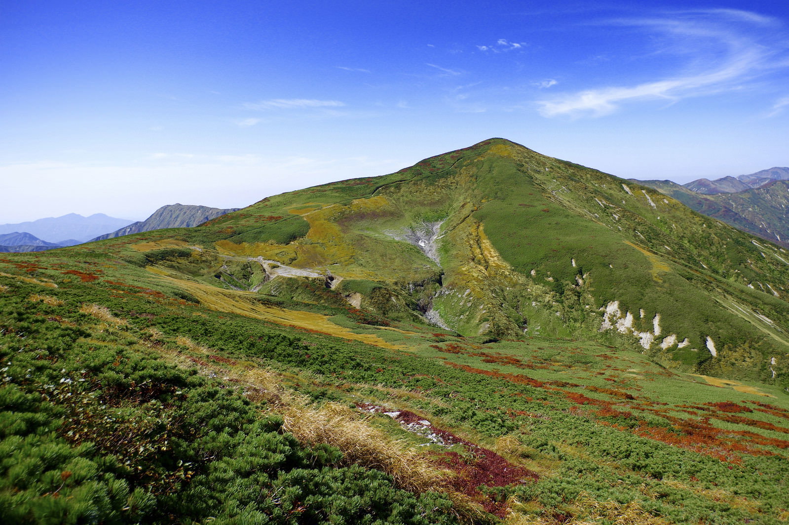 大朝日岳から西朝日岳への稜線と青空が広がる山の風景