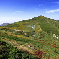 大朝日岳から西朝日岳への稜線で見る朝日連峰の絶景の写真