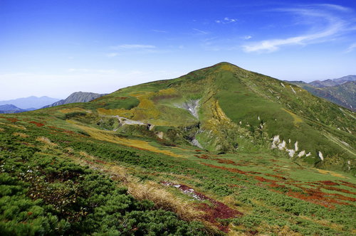 大朝日岳から西朝日岳への稜線で見る朝日連峰の絶景