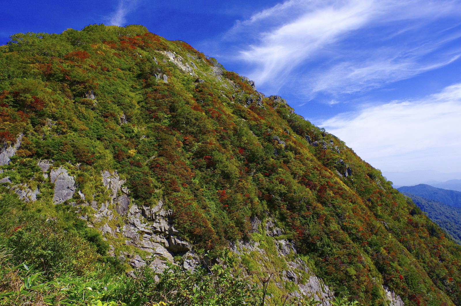 小朝日岳の岩稜と秋の紅葉