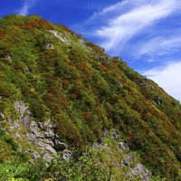 青空と紅葉の小朝日岳（大朝日岳）の写真