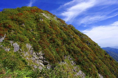 青空と紅葉の小朝日岳（大朝日岳）