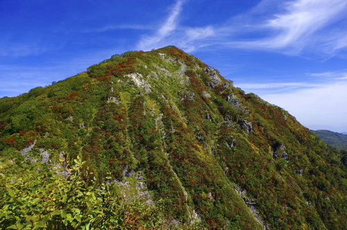 青空の下で紅葉に染まる小朝日岳（大朝日岳）の山容