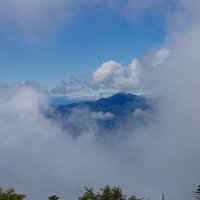 ガスの向こうに見える太郎山と男体山の山頂風景の写真