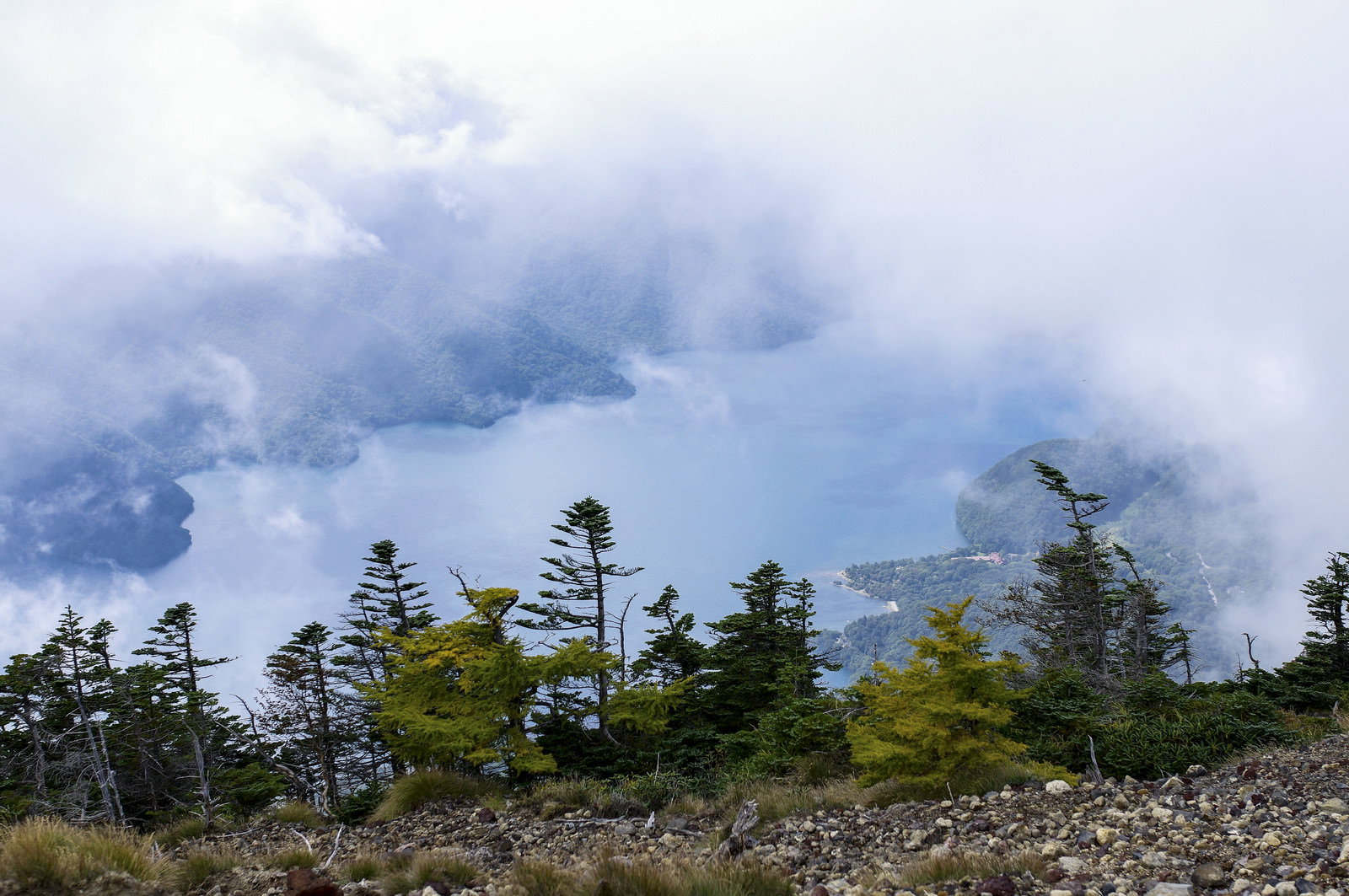 男体山山頂から雲の中の中禅寺湖を見下ろす