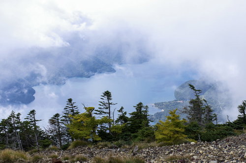 男体山山頂から見る雲に覆われた中禅寺湖（ちゅうぜんじこ）