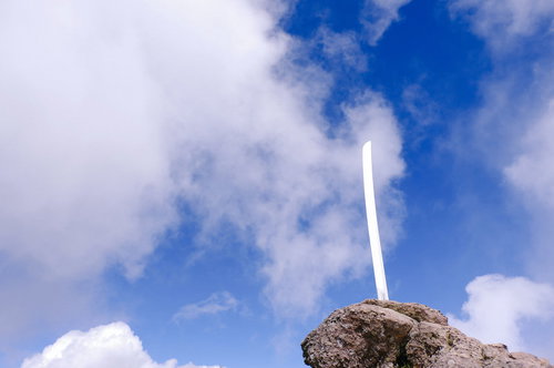 男体山山頂の岩場に立つ刀剣と青空の絶景