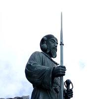 男体山山頂に立つ日本武尊像と栃木の絶景の写真