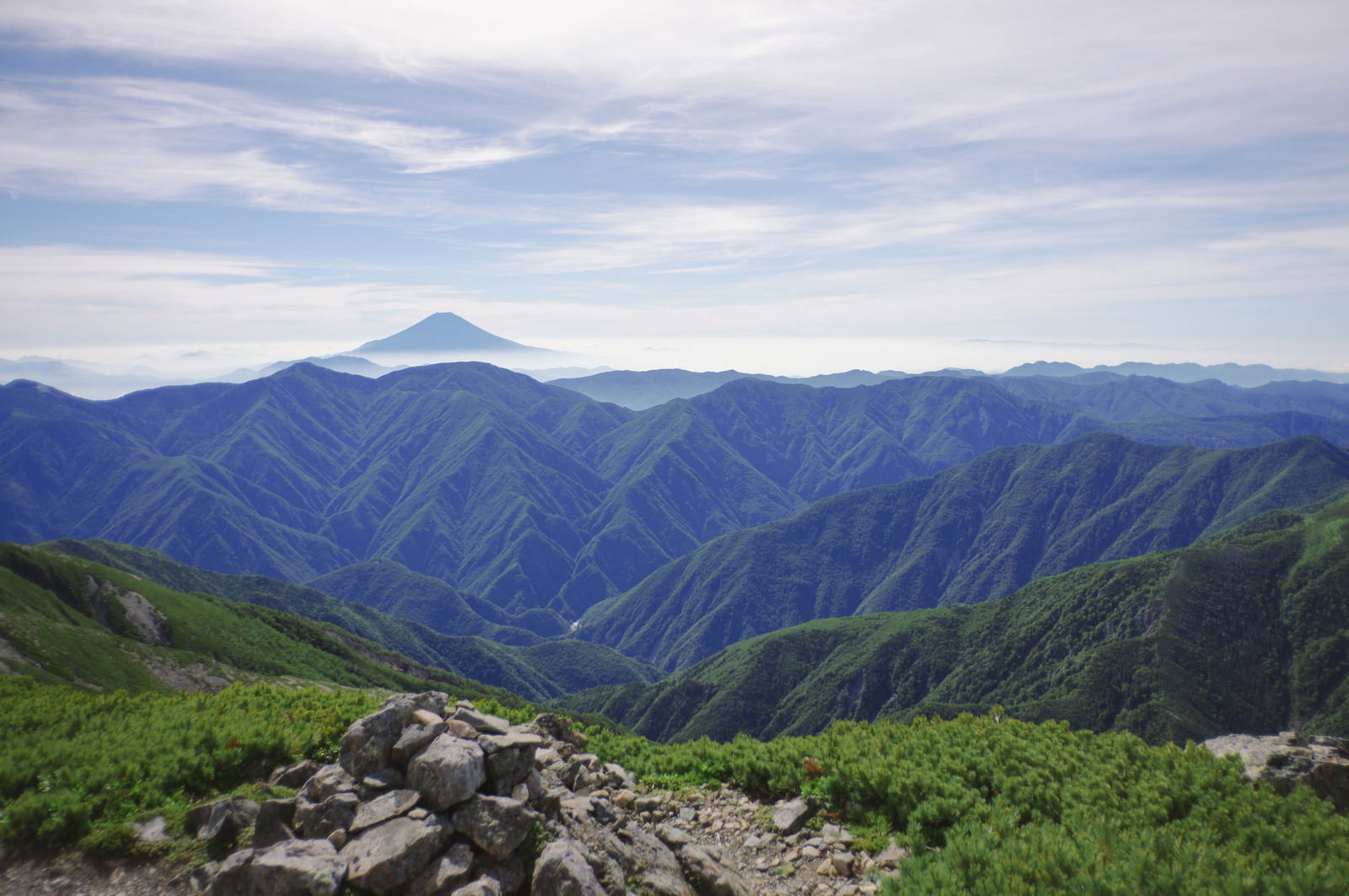 聖岳の登山道から見る南アルプスの山並みと遠くに見える富士山