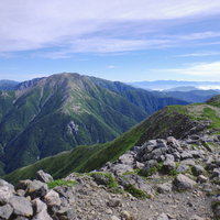 奥聖へと続く登山道と赤石岳の稜線を望む絶景の写真