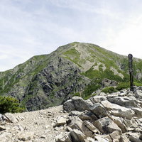 小聖岳から見る聖岳山頂への登山道と山肌、ケルンの目印の写真