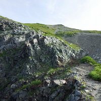 森林限界を越えた南アルプス聖岳山頂直下の登山道と稜線の写真