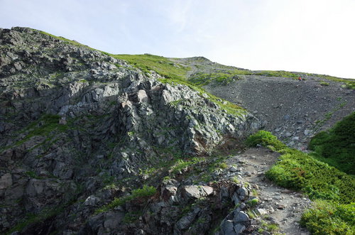 森林限界を越えた南アルプス聖岳山頂直下の登山道と稜線