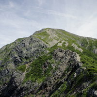 日本百名山の聖岳、端正な三角形の山頂を南アルプスに望むの写真