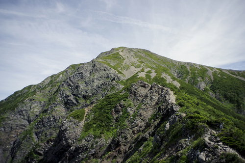 日本百名山の聖岳、端正な三角形の山頂を南アルプスに望む