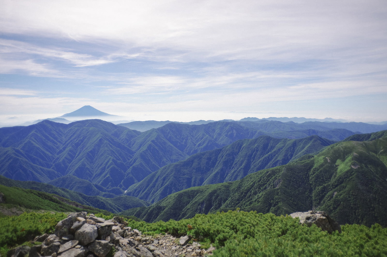 聖岳山頂から撮影した南アルプス南部の連なる山々の景色