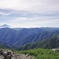 聖岳山頂から見える南ア南部の連なる山々の景色の写真
