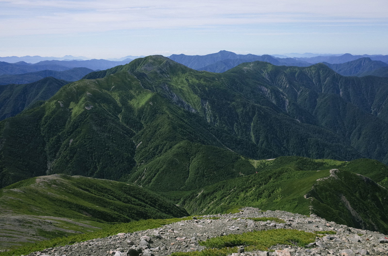 聖岳山頂から見下ろした聖平と上河内岳の緑の山々
