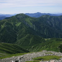 日本百名山・聖岳山頂から望む聖平と上河内岳の稜線の写真