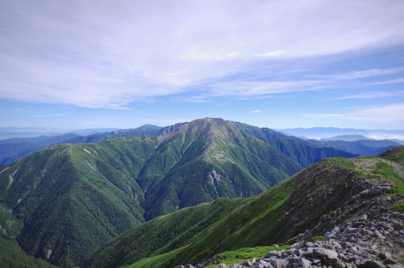 聖岳山頂から眺める赤石岳の雄大な山岳風景と青空