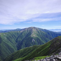 日本百名山の聖岳山頂から見る赤石岳と南アルプスの雄大な稜線の写真