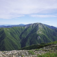 日本百名山・聖岳山頂から望む赤石岳と南アルプスの山々の写真