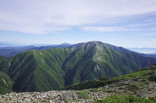 日本百名山・聖岳山頂から望む赤石岳と南アルプスの山々