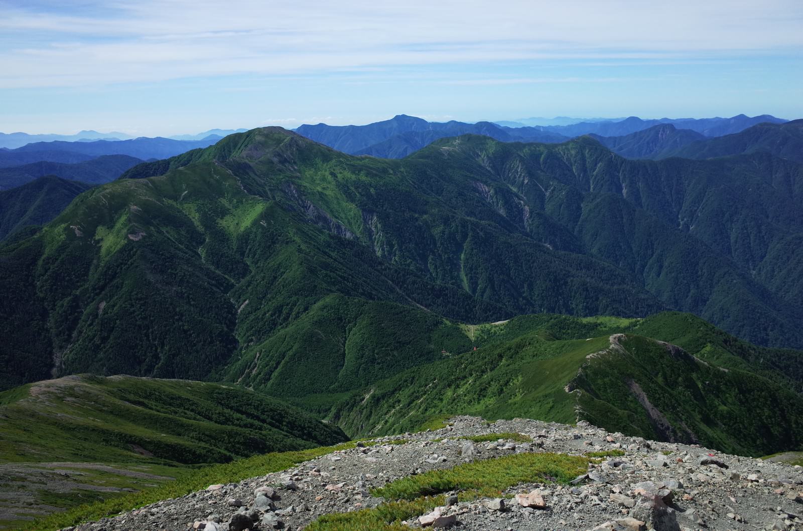 聖岳山頂から見下ろす南アルプス南部の緑豊かな山々のパノラマビュー