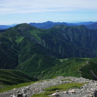 日本百名山の聖岳山頂から見下ろす南アルプス南部の山々の写真