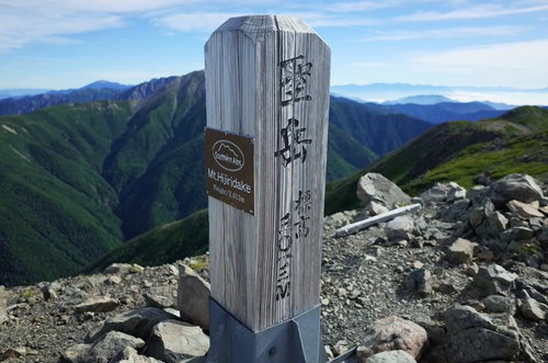 日本百名山・聖岳の山頂碑と山々の展望