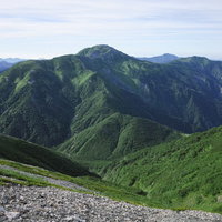 聖岳山頂直下から眺める南アルプス南部の上河内岳方面の写真