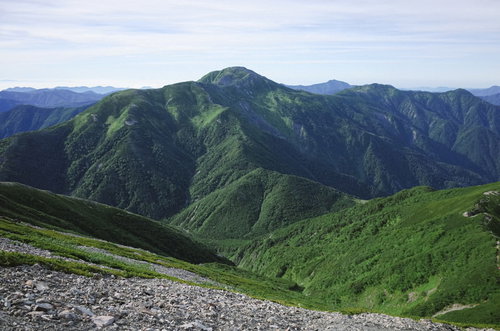 聖岳山頂直下から眺める南アルプス南部の上河内岳方面